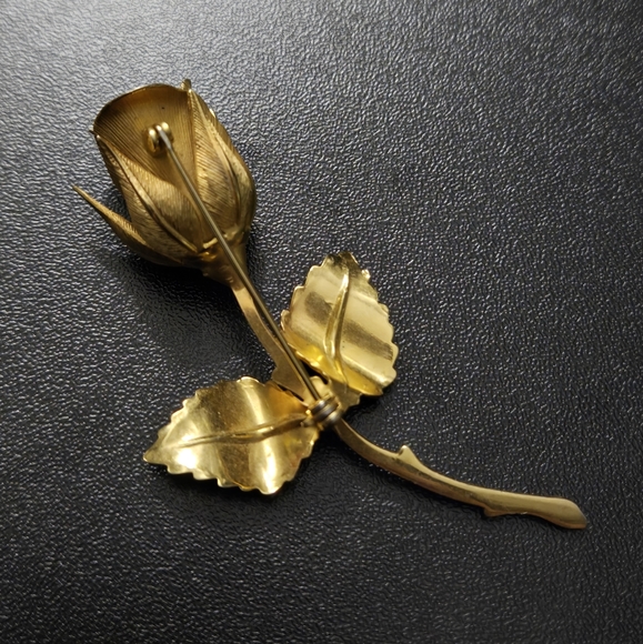 Vtg Feminine Gold Tone Rose Brooch Flower 3D Leaves Branch Stem Dainty Pin - Picture 9 of 10